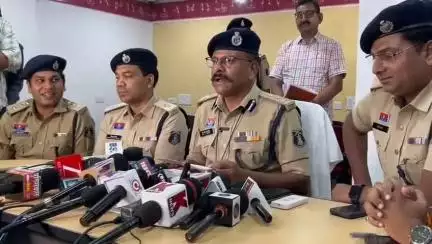 रायपुर: टिकरापारा से बांग्लादेशी दंपत्ति गिरफ्तार, 16 वर्षो से रह रहे थे, फर्जी मार्कशीट, पासपोर्ट और आधार कार्ड ज़ब्त