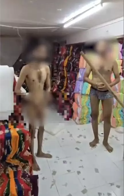 गुजरात के सूरत में चोर होने के शक में दो युवकों के साथ हुई हैवानियत, व्यापारियों ने निर्वस्त्र कर डंडों से पीटा