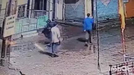 नांदगाव: मनमाड नगरपालिकेजवळ असलेल्या चांदीच्या गणपती समोर मोटरसायकल चोरीला तीन चोरटे सीसीटीव्ही मध्ये कैद