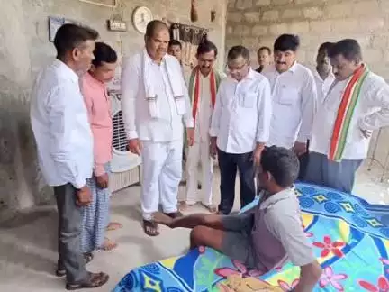 అశ్వాపురం: ద్విచక్ర వాహన ప్రమాదానికి గురైన ఇరప రాంబాబు లక్ష్మణ్ లను పరామర్శించిన పినపాక ఎమ్మెల్యే