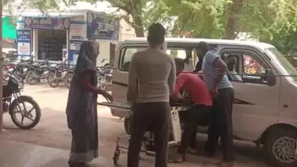 दतिया: दतिया-इंदरगढ़ रोड पर अज्ञात वाहन ने मजदूरों को मारी टक्कर, एक की मौत, घायल अस्पताल में भर्ती