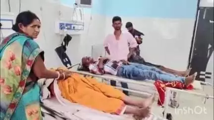 आरा: बड़की सनदिया गांव के समीप ऑटो और बाइक की आपसी टक्कर में सवारी से भरी ऑटो पलट गई, हादसे में पांच लोग जख्मी