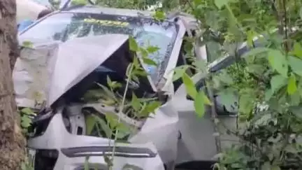 কালচিনি: পোরো বস্তি এলাকায় ভয়াবহ দুর্ঘটনায় গুরুতর জখম জেলা পরিষদের খাদ্য কর্মাধ্যক্ষ ও তাঁর গাড়ির চালক