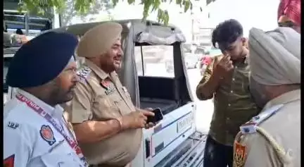 ਬਟਾਲਾ: ਬਟਾਲਾ ਕਹਨੋਵਾਂਨ ਰੋਡ ਤੇ ਨਾਕਾ ਤੋੜ ਕੇ ਭੱਜੀ ਇੱਕ ਦਿੱਲੀ ਨੰਬਰ ਕਾਰ ਨੂੰ ਪੁਲਿਸ ਨੇ ਕੀਤਾ ਕਾਬੂ ਕੱਟਿਆ ਚਲਾਨ