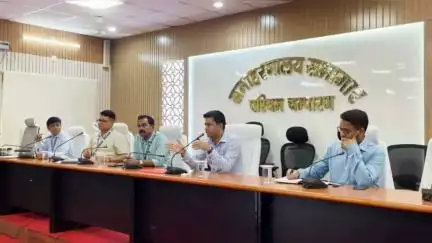 बेतिया: जिला पदाधिकारी ने समाहरणालय सभागार में बाढ़ और सुखाड़ से निपटने की तैयारियों की समीक्षा की