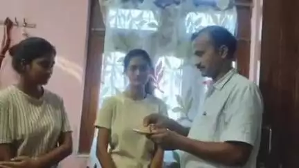 बंजरिया: सिसवा आमवा की मुस्कान व अंजली ने शनिवार को नीट की परीक्षा उत्तीर्ण कर अपने माता-पिता और गांव का नाम रौशन किया