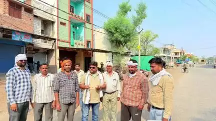 मुंगावली: आंबेडकर भवन के सामने सरकारी नहर की ज़मीन पर बने 17 मकानों पर चला बुलडोजर, राजस्व टीम ने किया सीमांकन
