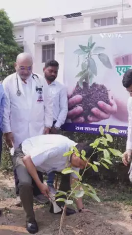 बख्शी का तालाब: प्रमुख सचिव पर्थ सारथी सेन ने RSM हॉस्पिटल में मां के नाम पर चंदन का पौधा लगाया और रतन पाल सिंह के साथ रक्तदान किया