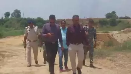 हज़ारीबाग: नदी पर बने अवैध रास्ते पर प्रशासन का बुलडोजर, अतिक्रमण कर बेचने की थी साजिश