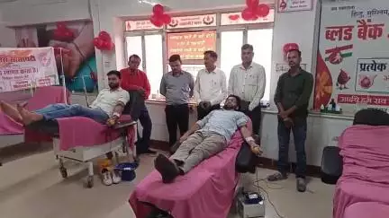 डूंगरपुर: विश्व रक्तदाता दिवस पर शनिवार दोपहर 2 बजे जिला अस्पताल के ब्लड बैंक में रक्तदान शिविर का आयोजन हुआ