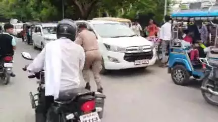 घोसी: मझवारा मोड़ पर अतिक्रमण हटाने के दौरान पुलिस ने दुकानदार को पैंट में हाथ डालकर सड़क पर घसीटा, वीडियो हुआ वायरल