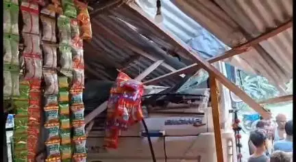 বৰমা ভাগ: বৰপেটাৰোডৰ ছাফাকামাৰত পথ এৰি ডাম্পাৰ সোমাল ব্যৱসায় প্ৰতিষ্ঠানত, গুৰুতৰ ভাৱে আহত এজন