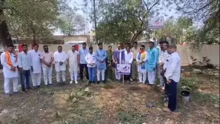 ब्यावरा: ब्यावरा भाजपा मंडल ने 'एक पेड़ मां के नाम' अभियान के तहत थाना परिसर में किया पौधारोपण