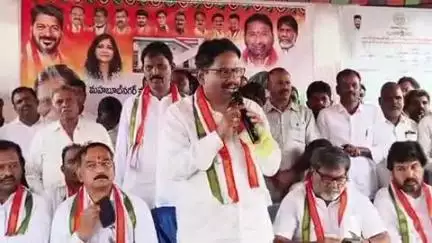 మహబూబ్ నగర్ అర్బన్: వివిధ గ్రామాలకు చెందిన లబ్ధిదారులకు కోడూరులో ఇందిరమ్మ ఇళ్ల ప్రొసీడింగ్‌ పత్రాలను అందించిన ఎమ్మెల్యే శ్రీనివాస్‌ రెడ్డి