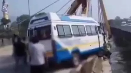 हरिद्वार: हाईवे पर केबल पुल की रेलिंग तोड़कर हवा में झूली टैंपो ट्रैवलर गाड़ी, बड़ा हादसा टला
