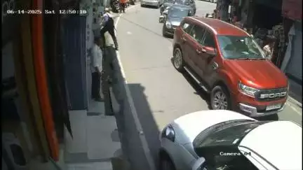 जोगिंदर नगर: मंडी-पठानकोट NH-154 पर जोगिंद्रनगर थाना चौक के पास तेज रफ्तार कार ने स्कूटी को रौंदा, घटना CCTV कैमरे में हुई कैद
