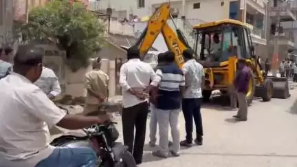 కనిగిరి: పట్టణంలో రహదారులకు ఇరువైపులా ఉన్న అక్రమ కట్టడాలను పోలీసులతో కలిసి కూల్చివేసిన పంచాయతీ అధికారులు