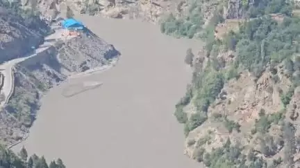 कल्पा: पोवारी समीप सतलुज नदी का बढ़ा जलस्तर, परियोजना के मौके से हटाई गई मशीनें