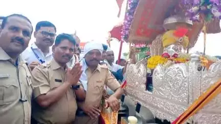 औंढा नागनाथ: शहरात संत श्री गजानन महाराजांच्या पायी दिंडी पालखी सोहळ्याचे उत्साहात स्वागत, हजारो भाविकांनी घेतले दर्शन