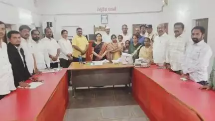 కోరుట్ల: పట్టణంలోని కోర్టు ఆవరణలో జూనియర్ సివిల్ జడ్జి పావని ఆధ్వర్యంలో మెగా లోక్ అదాలత్‌తో ఏకమైన జంట