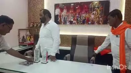 खामगाव: बाळापूर विधानसभा मतदारसंघाचे आमदार नितीन देशमुखांची गांधी चौक भागातील शिवसेना ठाकरे गटाच्या कार्यालयाला भेट