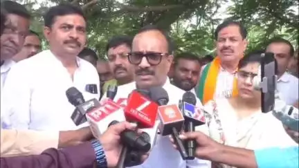 अर्धापूर: शेतकऱ्यांच्या नुकसानीचा लवकरात लवकर मोबदला मिळावा यासाठी प्रयत्न करणार, पालकमंत्री अतुल सावे यांची लोणी येथे ग्वाही