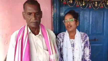 అసిఫాబాద్: తన భర్త మోసం చేస్తున్నాడని, న్యాయం చేయాలంటూ  లింగాపూర్ పోలీస్ స్టేషన్‌లో ఫిర్యాదు చేసిన బాధిత మహిళ
