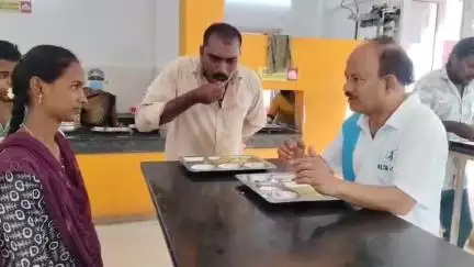 కనిగిరి: పట్టణంలోని అన్న క్యాంటీన్‌ను ఆకస్మికంగా తనిఖీ చేసి భోజనం రుచి చూసిన మున్సిపల్ ఛైర్మన్ అబ్దుల్ గఫార్