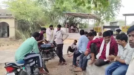 दतिया नगर: सेंवढ़ा चुंगी के समीप छत से गिरकर स्कूल के चपरासी की हुई मौत, खाना खाने के बाद छत पर सोने गया था मृतक