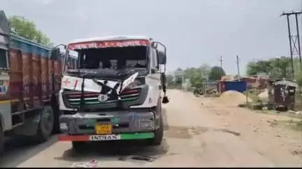 कोईलवर: बक्सर-पटना फोरलेन के सकड़ी मोड़ के समीप खड़े ट्रक में दूसरे ट्रक ने मारी टक्कर, ड्राइवर बाल-बाल बचा