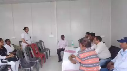 सुगौली: सुगौली सामुदायिक स्वास्थ्य केंद्र में प्रभारी चिकित्सा पदाधिकारी ने स्वास्थ्यकर्मियों के साथ की बैठक