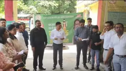 धनबाद/केंदुआडीह: नगर निगम परिसर से नगर आयुक्त रवि राज शर्मा ने नशा मुक्ति अभियान जागरूकता रथ को किया रवाना
