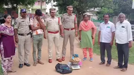విస్సన్నపేటలో అక్రమంగా గంజాయి తరలిస్తున్న యువకుడు అరెస్ట్, కేజీన్నర గంజాయి స్వాధీనం