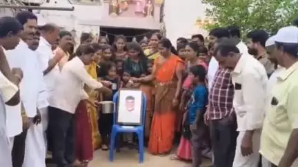తల్లికి వందనం పథకం అమలు చేయడంతో గోరంట్లలో సీఎం చంద్రబాబు చిత్రపటానికి పాలాభిషేకం చేసిన టీడీపీ నాయకులు, మహిళలు