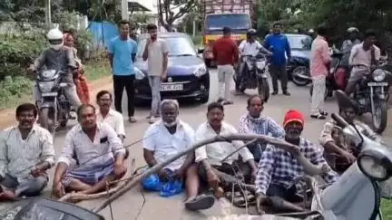 చేగుంట: జీవికా పరిశ్రమ ప్రహరీ గోడ నిర్మించడంతో తమ పొలాల వద్దకు వెళ్లేందుకు దారి లేదని రోడ్డుపై బైఠాయించిన రైతులు
