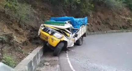 ಹನೂರು: ಮಹದೇಶ್ವರಬೆಟ್ಟದ ಪಾಲರ್ ರಸ್ತೆಯಲ್ಲಿ ಪಿಕಪ್ ವಾಹನ ಪಲ್ಟಿ, ಇಬ್ಬರು ಪಾರು