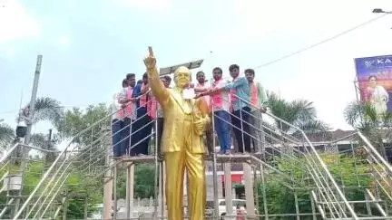 సిరిసిల్ల: ప్రభుత్వం తెలంగాణ ఉద్యమ చరిత్ర పాఠ్యాంశాన్ని తొలగించడాన్ని ఖండిస్తూ BRSV ఆధ్వర్యంలో పట్టణంలో అంబేడ్కర్ విగ్రహానికి వినతి