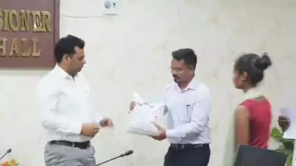चाईबासा: जिला समाहरणालय स्थित सभागार में डीसी ने जिले के किसानों को अरहर, मड़ुआ एवं मक्का का बीज किया वितरित