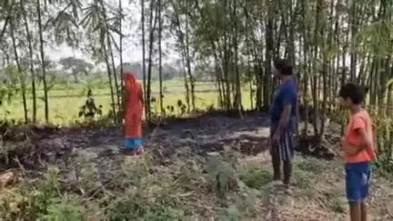 श्रीनगर: मखनाहा गांव में पूर्व के ज़मीनी विवाद को लेकर बांस के बीटा में लगाई गई आग, बांस बीटा व कर्ची जलकर हुई राख