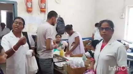 नवादा: सदर अस्पताल के इमरजेंसी वार्ड में कैदी लेकर पहुंचे पुलिस कर्मी ने महिला स्वास्थ्य कर्मी के साथ की गाली-गलौज