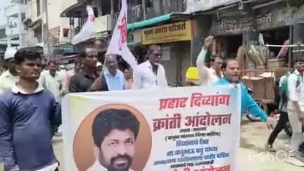 नांदगाव: मनमाड येथील एकात्मता चौक येथे बच्चू कडू यांच्या समर्थनार्थ प्रहार दिव्यांग क्रांती संघटनेच्या वतीने आंदोलन