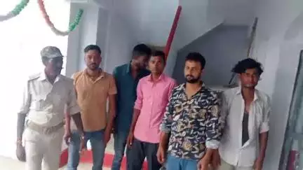 पुपरी: भिट्ठा मोड़ चेक पोस्ट पर मद्य निषेध थाना पुपरी की पुलिस ने नशा पान कर जा रहे 5 लोगों को किया गिरफ्तार