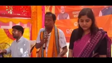 କାମାକ୍ଷାନଗର: ଭୁସଳ ଗାଁରେ ଭତ୍ତା ଓ ରାସନ କାର୍ଡ ବଣ୍ଟନ କଲେ ବିଧାୟକ ଶତ୍ରୁଘନ ଜେନା