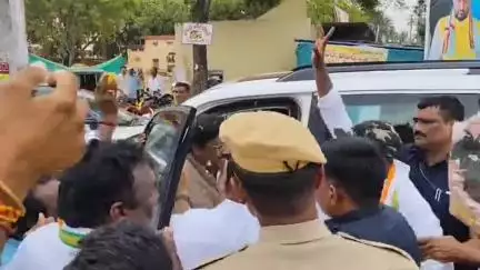 పెద్దపల్లి: చెన్నూరుకు వెళ్తున్న మంత్రి వివేక్ వెంకటస్వామికి సుల్తానాబాద్ పట్టణంలో ఘన స్వాగతం పలికిన కాంగ్రెస్‌ శ్రేణులు