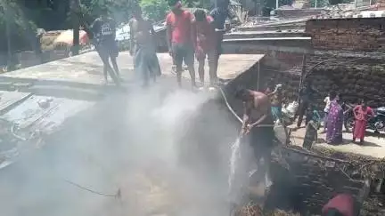 अमरपुर: डटवाटी में एक घर में लगी भीषण आग, अनाज समेत पूरा घर जलकर खाक