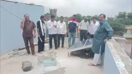 खुलताबाद: शहरातील साळीवाड्यात सोलार पॅनलवर वीज कोसळून घरातील विद्युत उपकरणे जळून खाक,जीवितहानी नाही
