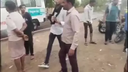 नोखा: नागौर रोड पर भट्टड़ फैक्ट्री के पास बस पलटने से कई यात्री हुए चोटिल, 6 जनों को बीकानेर किया गया रेफर