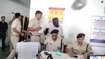 धनबाद/केंदुआडीह: चीराग़ोड़ा में किराना दुकान से गांजे के साथ एक व्यक्ति गिरफ्तार, डीएसपी ने धनबाद थाना में की प्रेस वार्ता