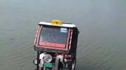 तरबगंज: नवाबगंज थानाक्षेत्र के चौबेपुर में अनियंत्रित ई-रिक्शा तालाब में डूबा, चालक ने कूदकर बचाई जान