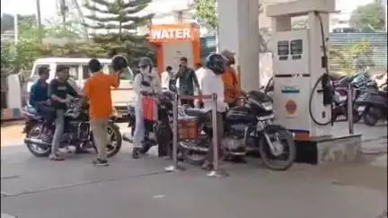छिंदवाड़ा नगर: पुलिस पेट्रोल पंप पर बिना हेलमेट बाइक चालकों को पेट्रोल दिया जा रहा, कलेक्टर के आदेशों का उल्लंघन
